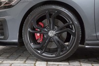 マットブラックの19インチアルミホイールも「GTI TCR」専用装備。ブレーキは前後ともベンチレーテッドディスクを採用する。