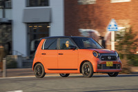 CVTの制御も新しくなっており、アクセル開度に応じたリニアなエンジンの回転上昇や、効果的なエンジンブレーキ、コーナリング後のスムーズな再加速などを実現。