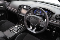 「クライスラー300 SRT8」のインテリア。日本仕様は、右ハンドルのみの設定となる。