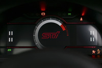 「STI」のロゴとボルドーのリング加飾が採用される「BRZ STI Sport」専用のメーターパネル。