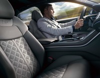 新型「アウディS8」発売　高出力のV8エンジンや4輪操舵システムを搭載の画像