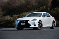 「レクサスRC」のマイナーチェンジモデルが発売されたのは2018年10月末のこと。外装に「LC」と同様の要素が付与されたほか、走行面でもLCに通ずる上質さを目指した改良が加えられている。