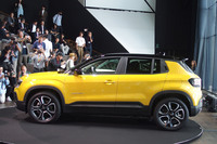 「アベンジャー」のボディーサイズは全長×全幅×全高＝4105×1775×1595mmで、ホイールベースは2560mmと発表されている。