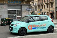 トリノで。2代目「シトロエンC1」。イタリア自動車クラブ（ACI）が運営する教習所のものである。2022年。