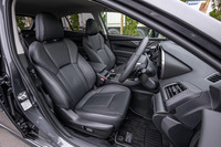 試乗車は、オプションの「ブラックレザーセレクション」の選択により、本革シート（前席ヒーター付き）が装備されていた。標準仕様の表皮はファブリックとトリコットのコンビとなるが、従来型とは異なる材質が用いられている。