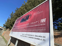 2022年1月にシエナで撮影したフィアットの街頭広告。クルマから降りれば判読できるかと思ったが、見上げた首が疲れて、途中で断念した。