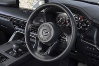 ステアリングはゆったりとしたレシオと重い操舵感が印象的。細身のリムが握りやすい。