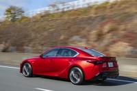 「IS300“Fスポーツ”」（写真）を含むターボ車には、Gや車速から“ドライバーの意思”を推定し、最適と思われる変速を行う新システム「アダプティブ制御」が搭載されている。
	（写真＝トヨタ自動車）