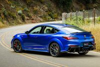 オーバーフェンダーとセンター3本出しマフラーが勇ましい、「アキュラ・インテグラ タイプS」。最高出力320PSの2リッターターボエンジンと6段MTを搭載している。