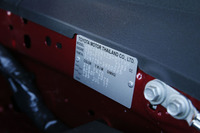 「ハイラックス」の日本仕様車はタイで生産されている。エンジンルーム内には、それを示すプレートも見られる。