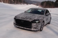 今回の取材の舞台は、2019年3月初旬に北海道で行われたマツダの雪上試乗会。すべての試乗車と撮影車には擬装が施されていた。記事内では以後、車両のイメージはカムフラージュのない海外仕様車の写真で紹介する。