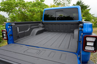 防傷・防サビのコーティングが施されたベッド（荷台）の最大積載量は250kg。純正アクセサリーで、トノカバーやストレージキットも用意されている。