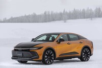 「クロスオーバーRS」のパワートレインは2.4リッターターボエンジンをベースとした「デュアルブーストハイブリッド」。リアモーターを含めたシステム出力は349PS。