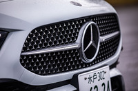 「AMGラインパッケージ」を装着した車両のラジエーターグリルには、小さな“スリーポインテッドスター”が無数にちりばめられている。