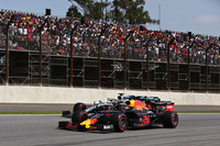 チャンピオンのハミルトン（写真奥）をコース上で2度もぶち抜いたフェルスタッペン（同手前）。この週末はマシンの出来も良く、予選では自身2度目のポールポジションを獲得。レースでも、ハミルトンにアンダーカットされてもすぐに抜き返すなど、その勢いはとどまるところを知らなかった。彼自身にとって8勝目は、同時に30回目のポディウム。昨年はトップ走行中に周回遅れのマシンに当たってしまい勝利を逃していただけに、1年越しで成し遂げたブラジルGP優勝となった。（Photo=Red Bull Racing）