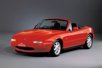 1989年9月にデビューした「ユーノス・ロードスター」。ユーノス店の廃止にともない、2代目からは「マツダ・ロードスター」として販売された。