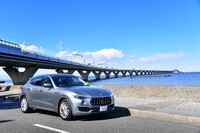 ボディーカラーは写真の「Grigio Evoluzione（グリージョ エヴォルツィオーネ）」を含む全7色が選べる。