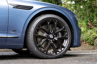 「S」では22インチのタイヤ＆ホイールが標準装備となる。本来は赤いブレーキキャリパーが標準装備なのだが、この試乗車はわざわざオプションの黒をチョイスしている。