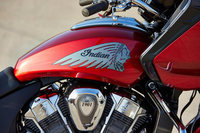 軽量化のため、ダミーの外殻がかぶせられた樹脂製のタンクを採用するバイクも多いなか、「チャレンジャー」にはティアドロップ型の、鉄製の燃料タンクが使われている。