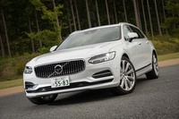 現行型「ボルボV90」は2017年2月に日本国内での販売がスタート。試乗した「T8 Twin Engine AWD インスクリプション」は、車両本体価格929万円のトップグレードだ。