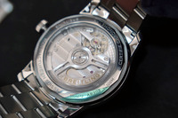 裏面はムーブメント「キャリバーB31」が見えるシースルーバックとなっている。