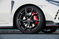 タイヤサイズは、リム径の大きさと偏平率の低さが目を引く245/30ZR20。銘柄は「コンチネンタル・スポーツコンタクト6」である。