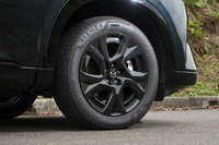 タイヤサイズは「S」グレードが225/65R17で、その他のグレードが225/55R19。「L」グレードにはブラックメタリック塗装の19インチアルミホイールが組み合わされる。