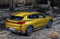 SUV（BMWでは「SAV」と表しているが）の走りや機能性と、スペシャリティーカーの魅力を併せ持つモデルとして開発された「BMW X2」。ベルトラインから上を切り詰めたような、低い車高が目を引く。写真はより“SUVライク”な「MスポーツX」。