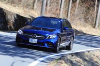 試乗車には、18インチのタイヤとホイール、ドリルドベンチレーテッドディスクブレーキ、「エアボディーコントロールサスペンション」等が含まれる「AMGライン」のパッケージオプションが装着されていた。