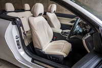 「M4」等と同じ赤・青・水色のMカラー入りのシートベルトに変わった。ヘッドレストの下部には首元を温めるヒーターが備わっている。