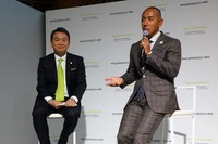 ポルシェ ジャパンの七五三木敏幸（しめぎとしゆき）代表取締役社長（写真左）と、歌舞伎俳優の市川海老蔵さんによるトークショーの様子。