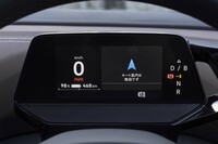 メーターパネルはコンパクトな液晶表示式。表示する要素を絞りに絞っているだけあって見やすい。