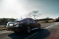 これまでのフォーマルなイメージと決別し、パーソナル志向のドライバーズカーであることを重視した新型「クラウン」。「ニュルブルクリンクで鍛えた」と宣伝される走りに加え、そのスタイリングもスポーティーなものとなっている。