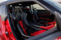 フルバケットシートを装着した「サファリラリーZトリビュート」のインテリアも、往年のラリー仕様をほうふつとさせる。