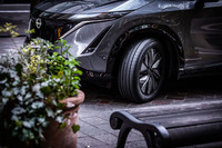 ゴムと混ざりにくいシリカを、独自技術で均一にミックスすることに成功。「アドバンdB」のために開発された新しいコンパウンドを用いて、低燃費性能とウエット性能を高い次元で両立させている。