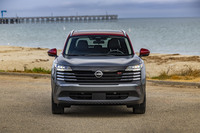 ボディーの左右にデイタイムランニングランプを水平配置したユニークなデザインが目を引く新型「キックス」のフロントフェイス。「力強く幅広のスタンスを強調したデザイン」と説明される。