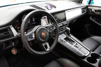 オプションのスポーツクロノパッケージを装着すると、ステアリングホイールが「911」と同タイプのもの（写真）に変更される。