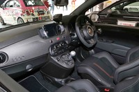 トランスミッションはMTのほかにATも選択可能。写真はMT車で、ハンドル位置が左右から選べる。