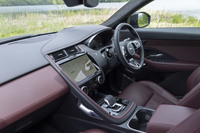 11.4インチのタッチスクリーン式ディスプレイとクリケットボールのようなステッチを施したシフトレバー、レザーのグラブハンドルなどが目を引く「E-PACE」のインテリア。今回試乗した車両のインテリアでは、エボニー／ディープガーネットのコンビカラーが選択されていた。