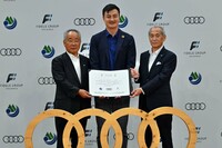 締結した基本合意書を手にするアウディ ジャパンのマティアス・シェーパース氏（中）と荒木耕治屋久島町長（左）、ファーレン九州の金氣重隆社長。