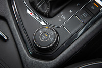 シフトセレクターの横にはドライビングプロファイリング機能「4MOTIONアクティブコントロール」の操作ダイヤルが備わる。