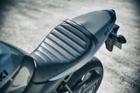 「SV650X」の特徴のひとつである、タックロールシート。中身の詰まった純正シートにタックロール加工を施すには“アンコ抜き”が必須なため、バイクのカスタムがはやっていた時代は、肉厚のないタックロールシートがよく見受けられた。