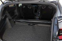 「GRMNヤリス」には後席が備わらない。ドライビング優先の2シーター仕様となっている。