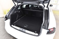 荷室にアクセスするバックドアは電動開閉式。ハンズフリー機構も備わる。キャビンと荷室を仕切るロール式ネットも付属する。