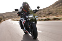 動力性能については、0-200km/h加速が7.5秒、最高速が280km/hと公称されている。特に前者については、「S1000R」より0.5秒も速い。