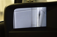 サイドカメラミラーシステムが室内モニターに映し出した車両後方の様子。映像は鮮明で、これを頼りに車体をギリギリまで段ボールの壁に寄せることができた。