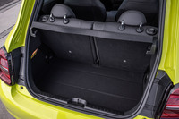 「アバルト500eツーリスモ ハッチバック」の荷室容量は185リッター。後席背もたれには50：50の分割可倒機構が備わっており、積載物に合わせたシートアレンジが行える。