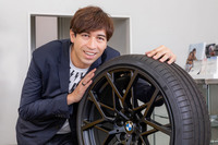 ショールームに展示されていた承認タイヤとホイールのセットを発見し、「（同じサイズでの）タイヤ交換だけでなく、ホイールを含めたドレスアップの相談ができるのもいいですね」とサッシャさん。