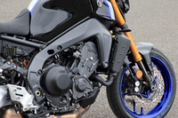 車両骨格には制御充てん（CF）ダイカスト技術で成形されたアルミフレームを採用。剛性の向上とともに、リアフレームやリアアームと合わせ、約2.3kgの軽量化も実現している。