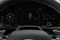 メーターパネルはフル液晶タイプへと刷新。大きなコンパス（左端）が表示できるのが北米仕様らしいところだ。